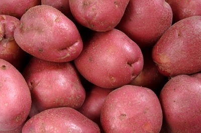 كيف تعرف انواع البطاطس المناسبة للقلي من لونها ؟ - طريقة